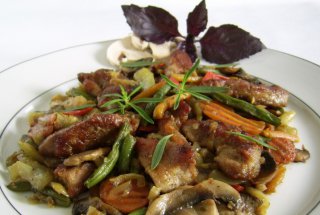 Stir fry cu legume si carne de porc