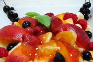 Salata de fructe cu serbet lamaie si busuioc