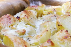 Cartofi noi cu ierburi aromatice si sos alb