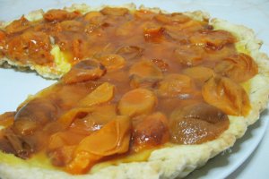 Tarta cu crema de vanilie si caise