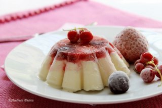 Inghetata in straturi cu vanilie si  fructe