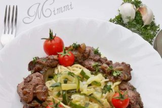 Spaghete cu castraveti si ficat de pui