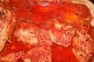 Mamaliguta cu piept de pui in sos tomat