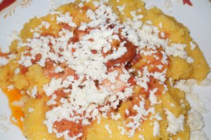 Mamaliguta cu piept de pui in sos tomat