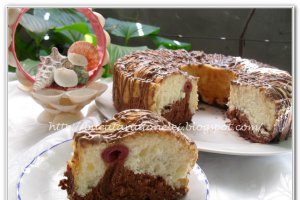 Guguluf din albusuri cu cacao si visine