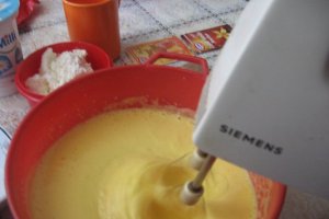 Rulada cu crema de vanilie, fructe si frisca