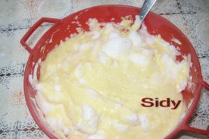 Rulada cu crema de vanilie, fructe si frisca