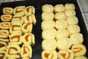 Rulada cu crema de vanilie, fructe si frisca