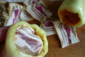 Ardei umpluti si aromati, in vas roman