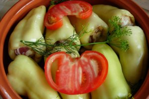 Ardei umpluti si aromati, in vas roman