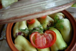Ardei umpluti si aromati, in vas roman