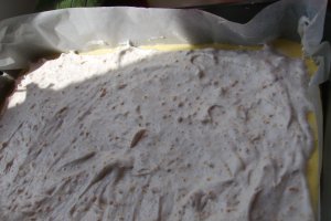 Prăjitură cu inimă de bezea şi ciocolată