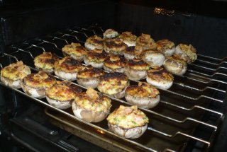 Ciuperci umplute la gratar a la gelu