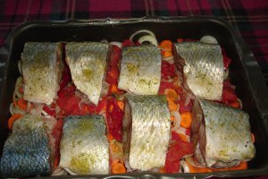 Somon pe pat de legume