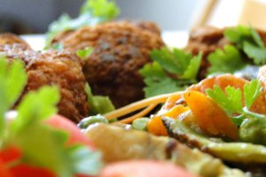 Chiftelute din carne de porc si vita,cu garnitura de legume si ciuperci