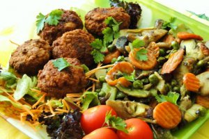 Chiftelute din carne de porc si vita,cu garnitura de legume si ciuperci