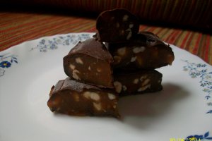 Batoane de caramel si alune invelite in ciocolata