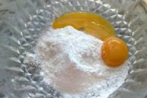 Prajitura cu foi de zahar ars si crema de ness