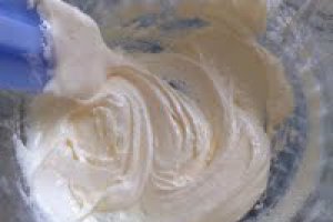 Prajitura cu foi de zahar ars si crema de ness