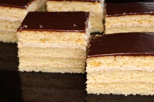 Prajitura cu foi de zahar ars si crema de ness