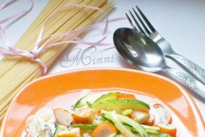 Spaghete cu castraveti,surimi si sos alb