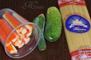 Spaghete cu castraveti,surimi si sos alb