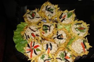 Cosulete de cartofi cu salata de vinete