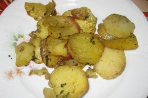 Cartofi cu usturoi, in vas roman