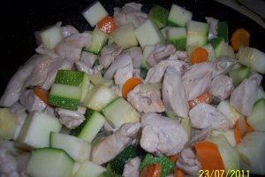 Piept de pui si legume in bulion