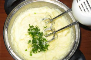Piure cu ceapa verde, carnaciori si salata verde