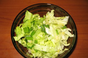 Piure cu ceapa verde, carnaciori si salata verde
