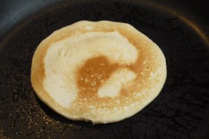 Pancakes (clatite americane) cu sos de ciocolata...