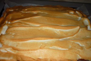 Prajitura cu mere, biscuiti si bezea