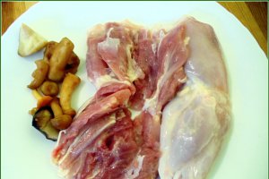Pulpe de pui bardate in bacon