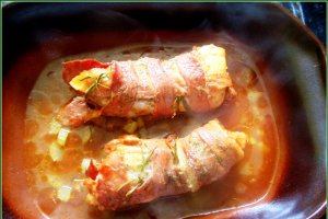 Pulpe de pui bardate in bacon