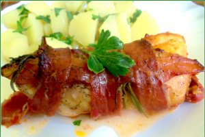 Pulpe de pui bardate in bacon