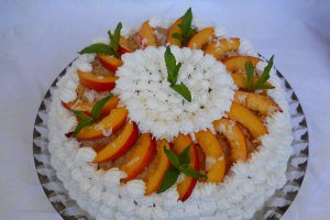 Tort cu nectarine si crema de zahar ars