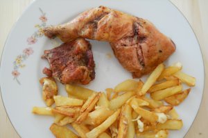 Pulpe de pui in bere neagra si cartofi prajiti cu branza