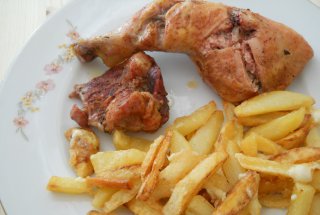Pulpe de pui in bere neagra si cartofi prajiti cu branza