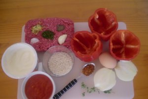 Gogosari umpluti in sos de rosii picant la cuptor