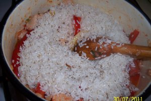 Jambalaya cu pui si carnati