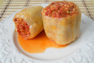Ardei umpluti cu cus-cus si rosii