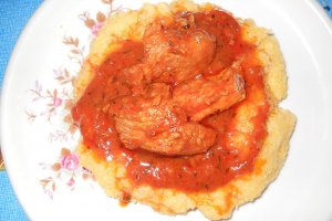Piept de pui in sos tomat pe pat de mamaliguta