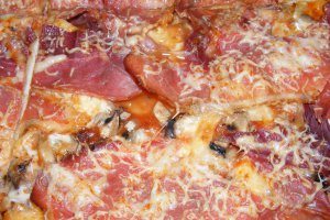 Pizza cu prosciutto crudo