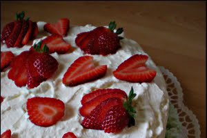 Tort cu fructe de padure si crema mascarpone