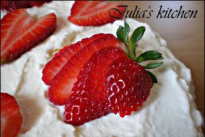 Tort cu fructe de padure si crema mascarpone