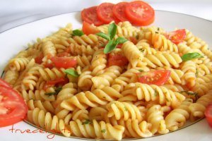 Paste cu sos de rosii si busuioc