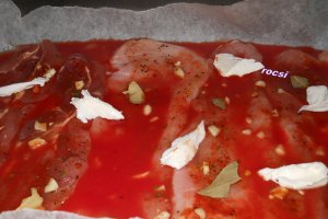 Fileuri de muschi de porc cu unt si marar la cuptor