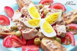 Salata cu ton si paine prajita