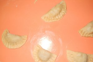 Ravioli cu carne tocata in sos de rosii